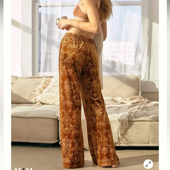 Beyond Yoga Velvet Gold flare leg Pants - Picture 4 of 13